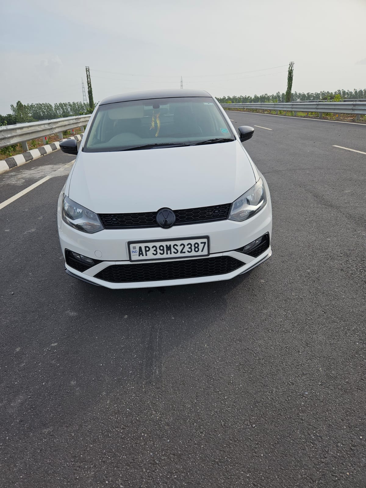 不*火様 TRVO WHITE LUNAR DUST POLO Used Volkswagen Vento(2020-2022) Highline 1.0 Petrol Petrol 2022